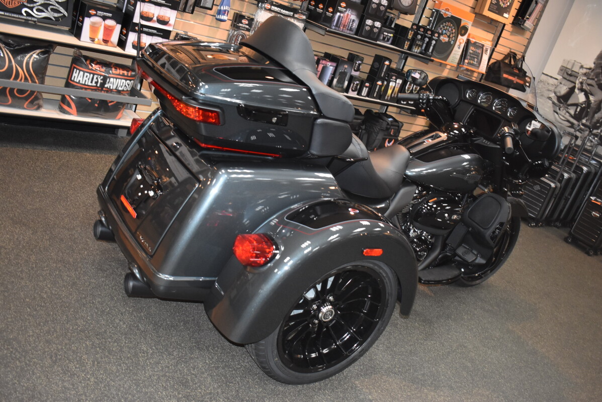 FLHTCUTG 2025 Tri Glide Ultra - Photo 3