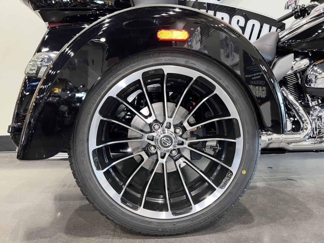2025 Harley-Davidson Tri Glide Ultra FLHTCUTG - Photo 8