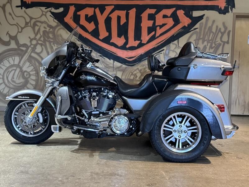 FLHTCUTG 2017 Tri Glide Ultra - Photo 9