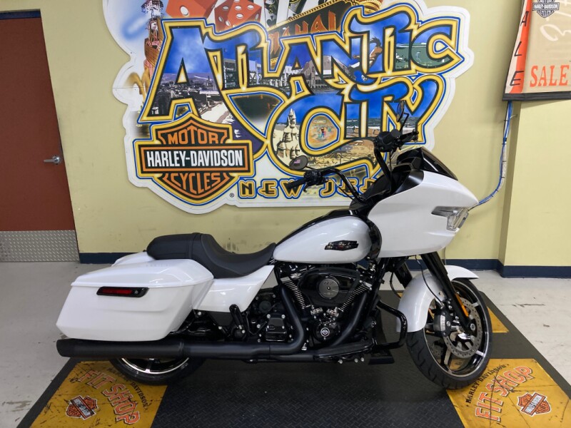 2025 Harley-Davidson® Road Glide® White Onyx Pearl - Black Finish