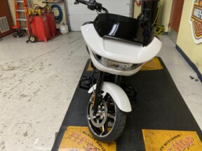 2025 Harley-Davidson® Road Glide® White Onyx Pearl - Black Finish thumb 2