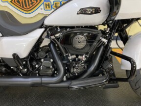 2025 Harley-Davidson® Road Glide® White Onyx Pearl - Black Finish thumb 3