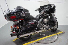 2011 Harley-Davidson® Electra Glide® Ultra Limited Black thumb 2