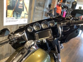 Harley-Davidson® Ultra Limited Low 2018 FLHTKL U847-18 Olive Gold/Black Tempest thumb 2