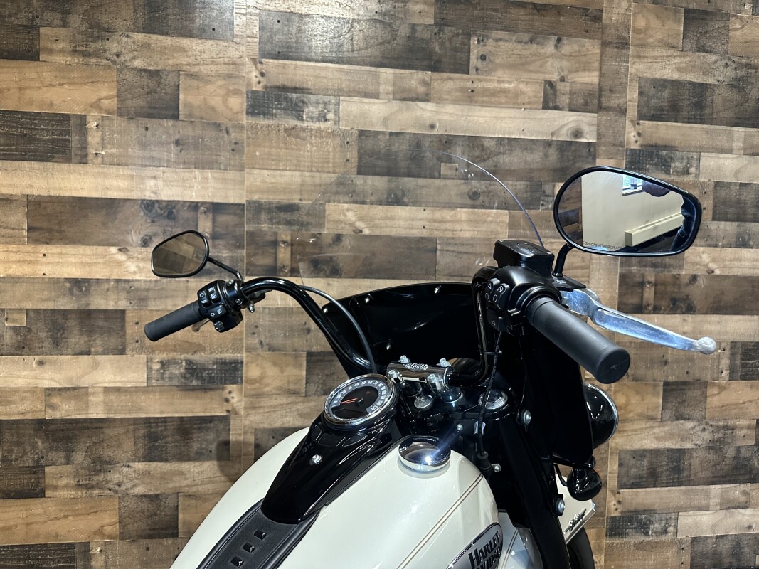 2022 Harley-Davidson Heritage Classic 114 White Sand Pearl w/Laced Wheels FLHCS - Photo 5