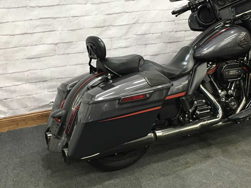2018 Harley-Davidson CVO Street Glide Dark Alloy & Black Denim FLHXSE - Photo 2
