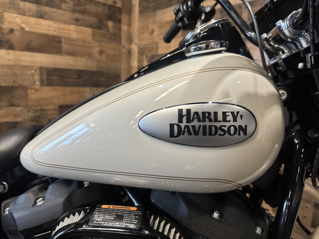 2022 Harley-Davidson Heritage Classic 114 White Sand Pearl w/Laced Wheels FLHCS - Photo 7