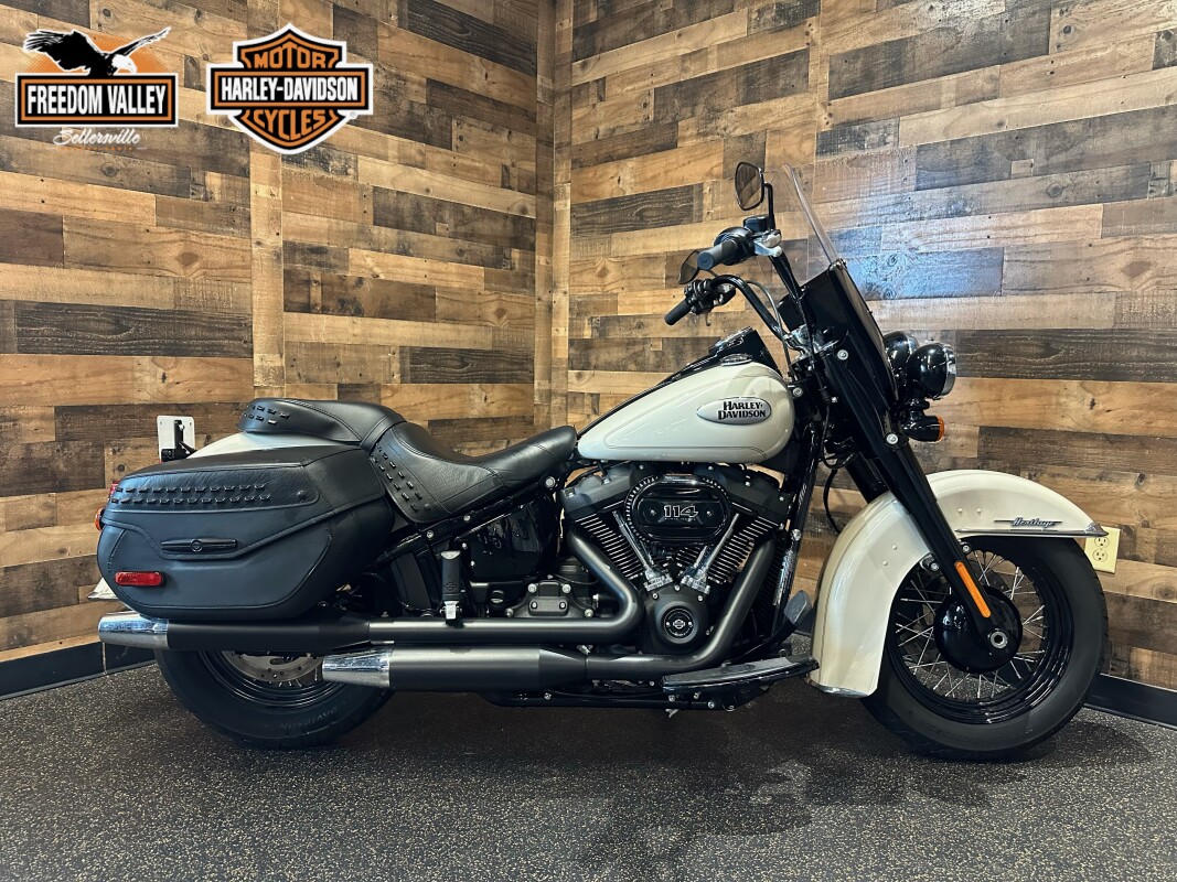 2022 Harley-Davidson Heritage Classic 114 White Sand Pearl w/Laced Wheels FLHCS