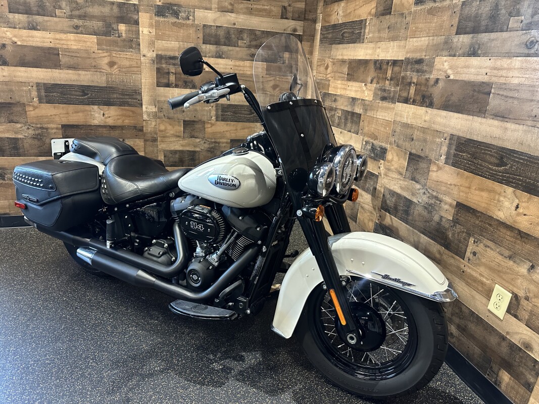 2022 Harley-Davidson Heritage Classic 114 White Sand Pearl w/Laced Wheels FLHCS - Photo 3
