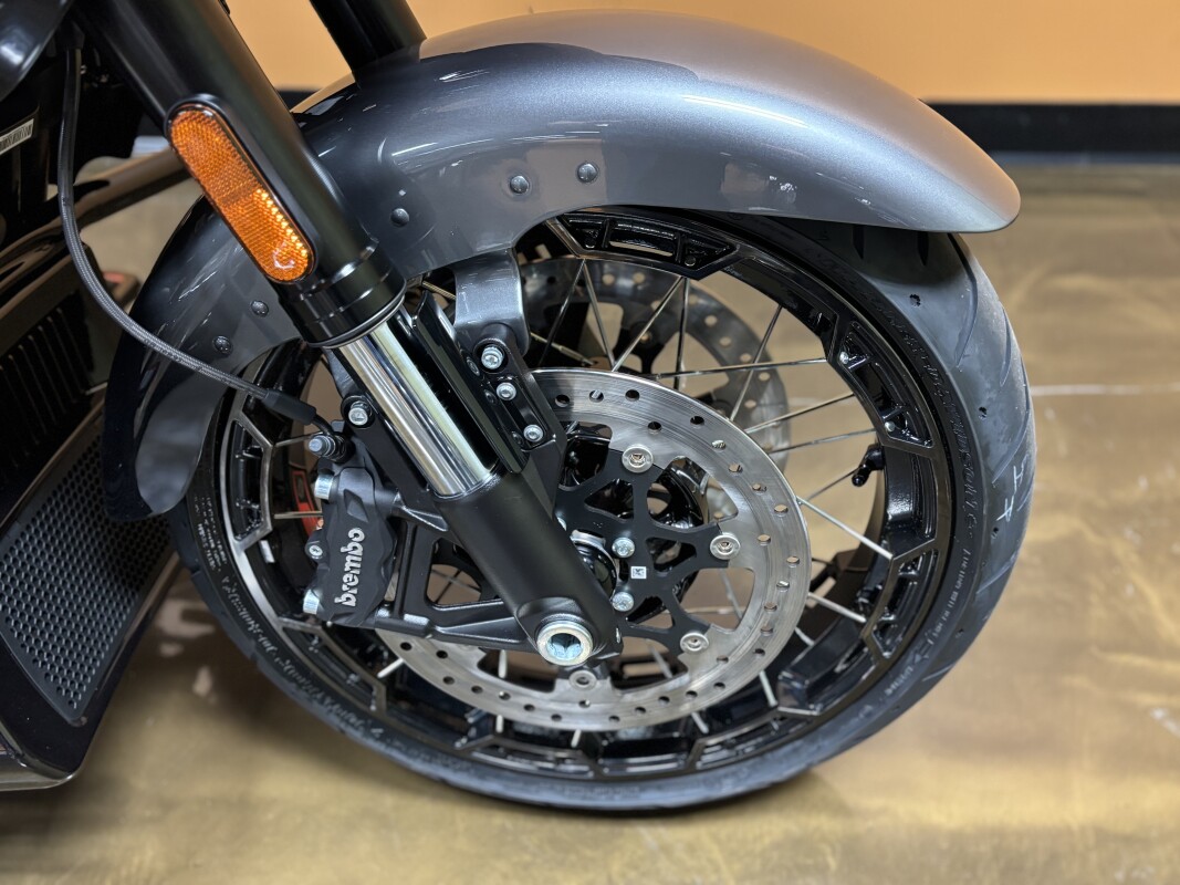 FLTRXSE 2025 CVO Road Glide - Photo 4