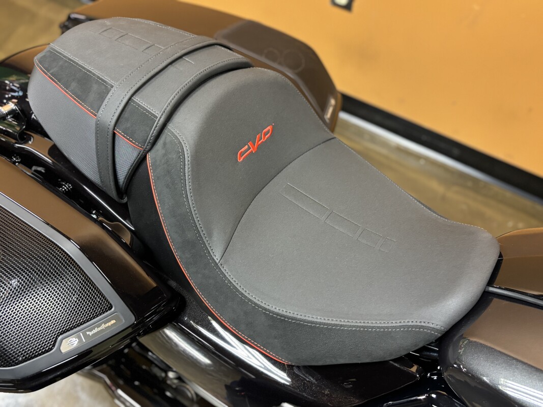FLTRXSE 2025 CVO Road Glide - Photo 9