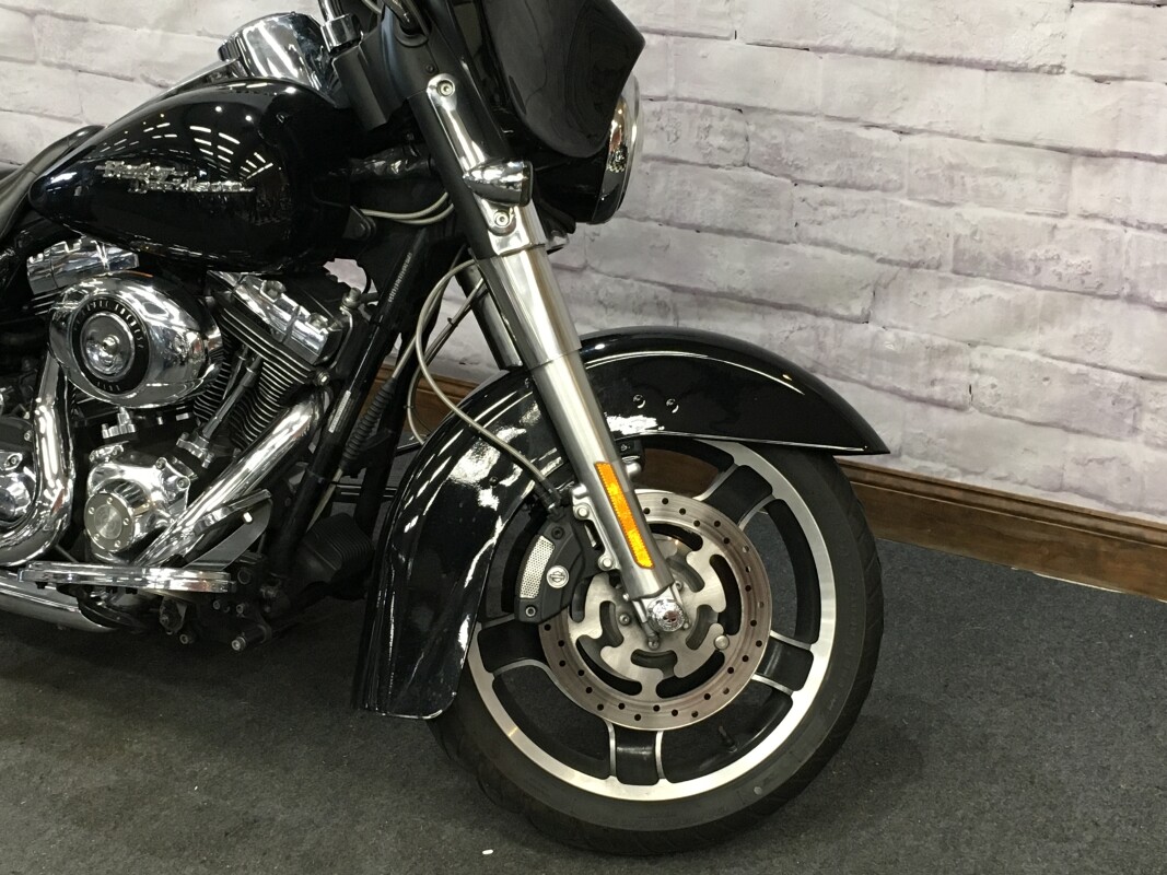 2010 Harley-Davidson Street Glide Black FLHX - Photo 4