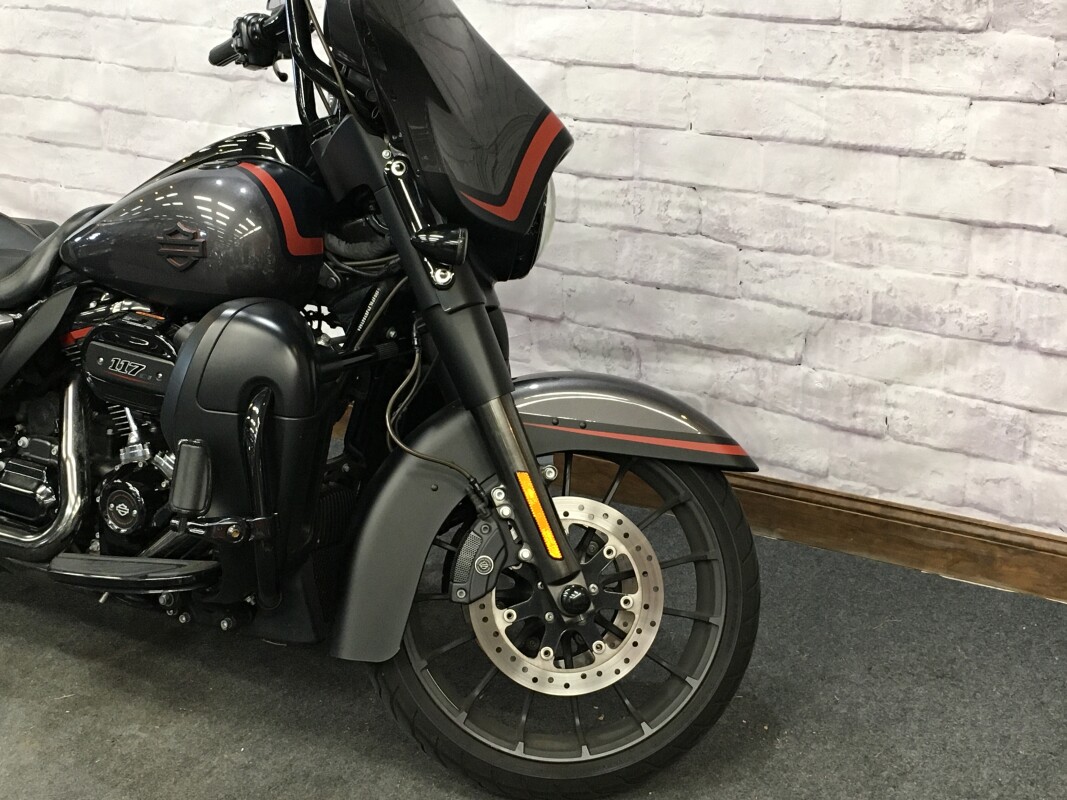 2018 Harley-Davidson CVO Street Glide Dark Alloy & Black Denim FLHXSE - Photo 4
