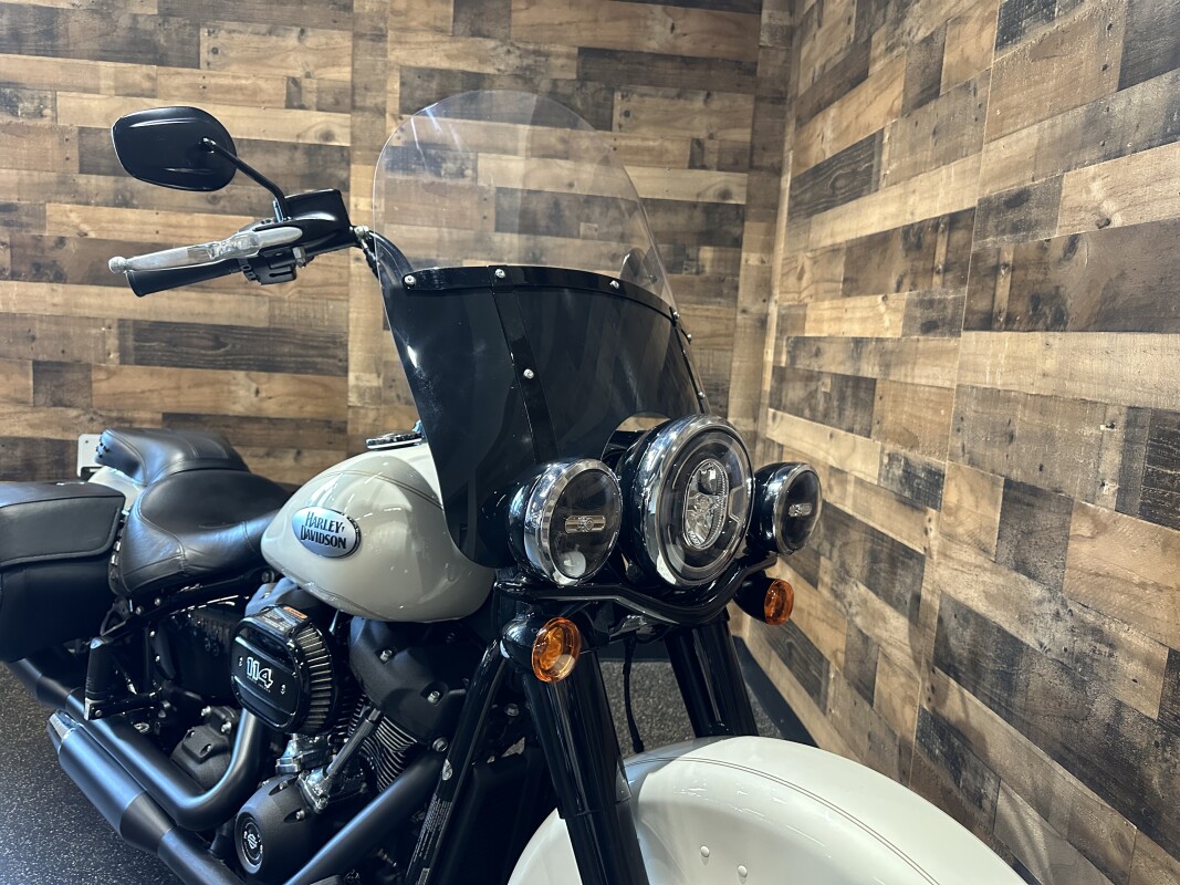 2022 Harley-Davidson Heritage Classic 114 White Sand Pearl w/Laced Wheels FLHCS - Photo 4