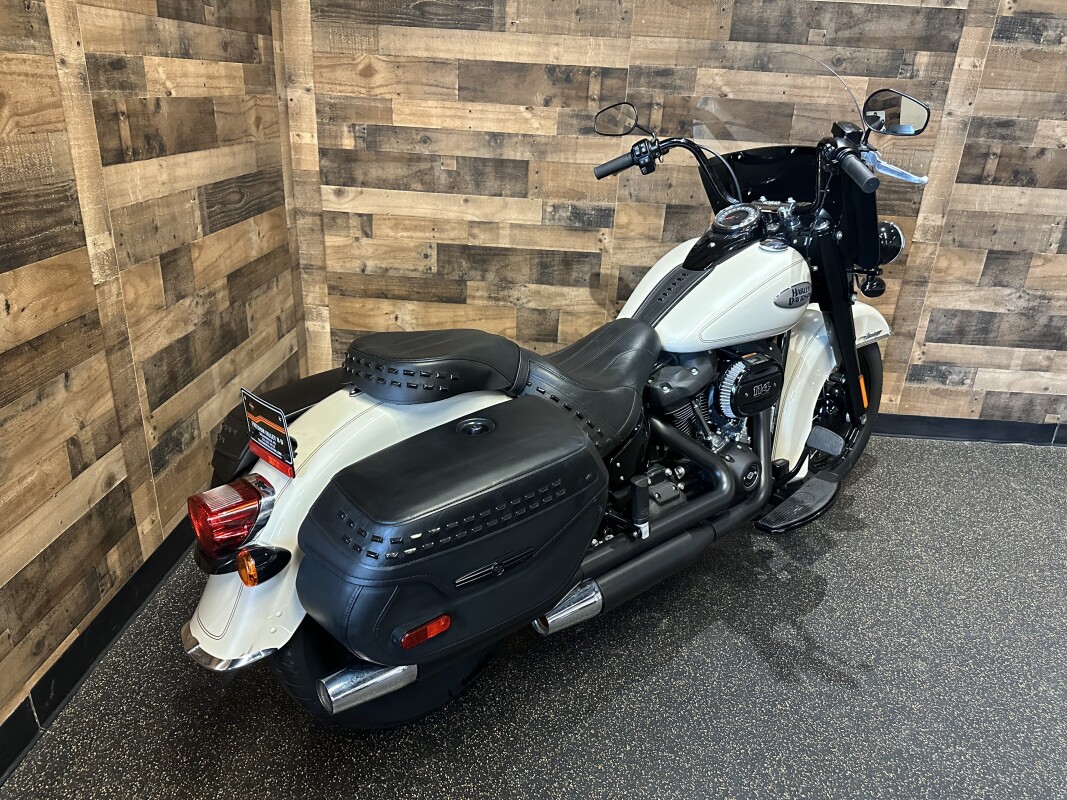 2022 Harley-Davidson Heritage Classic 114 White Sand Pearl w/Laced Wheels FLHCS - Photo 2