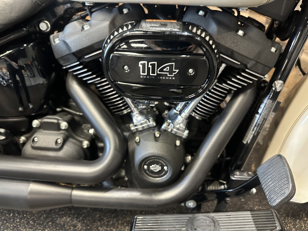 2022 Harley-Davidson Heritage Classic 114 White Sand Pearl w/Laced Wheels FLHCS - Photo 8