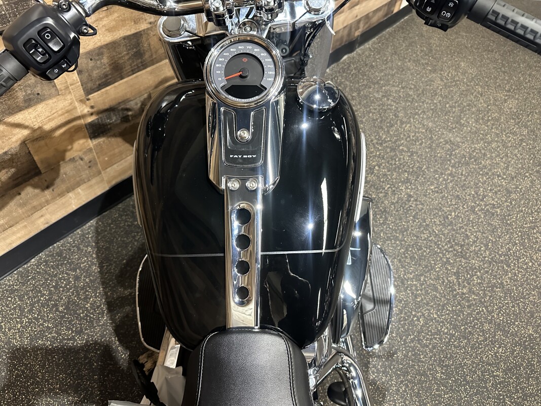 2025 Harley-Davidson Fat Boy Vivid Black FLFB - Photo 6