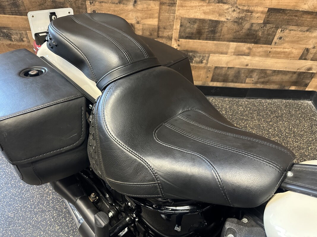 2022 Harley-Davidson Heritage Classic 114 White Sand Pearl w/Laced Wheels FLHCS - Photo 9