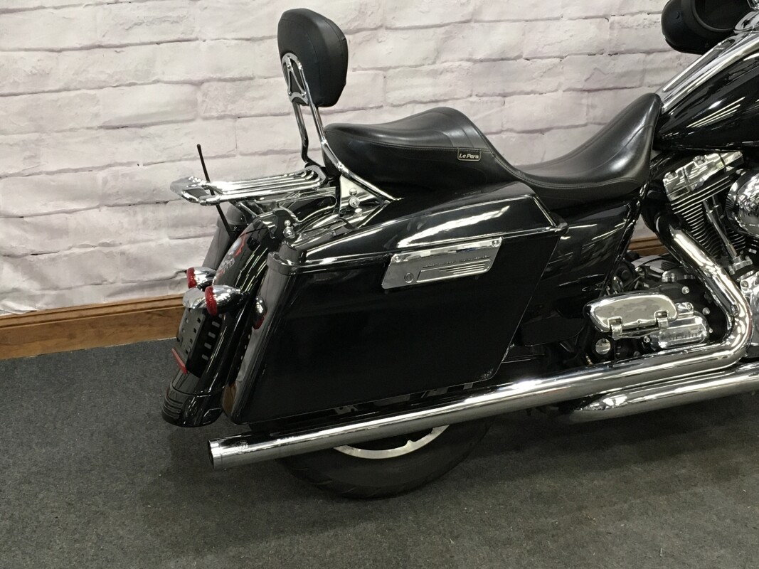 2010 Harley-Davidson Street Glide Black FLHX - Photo 2