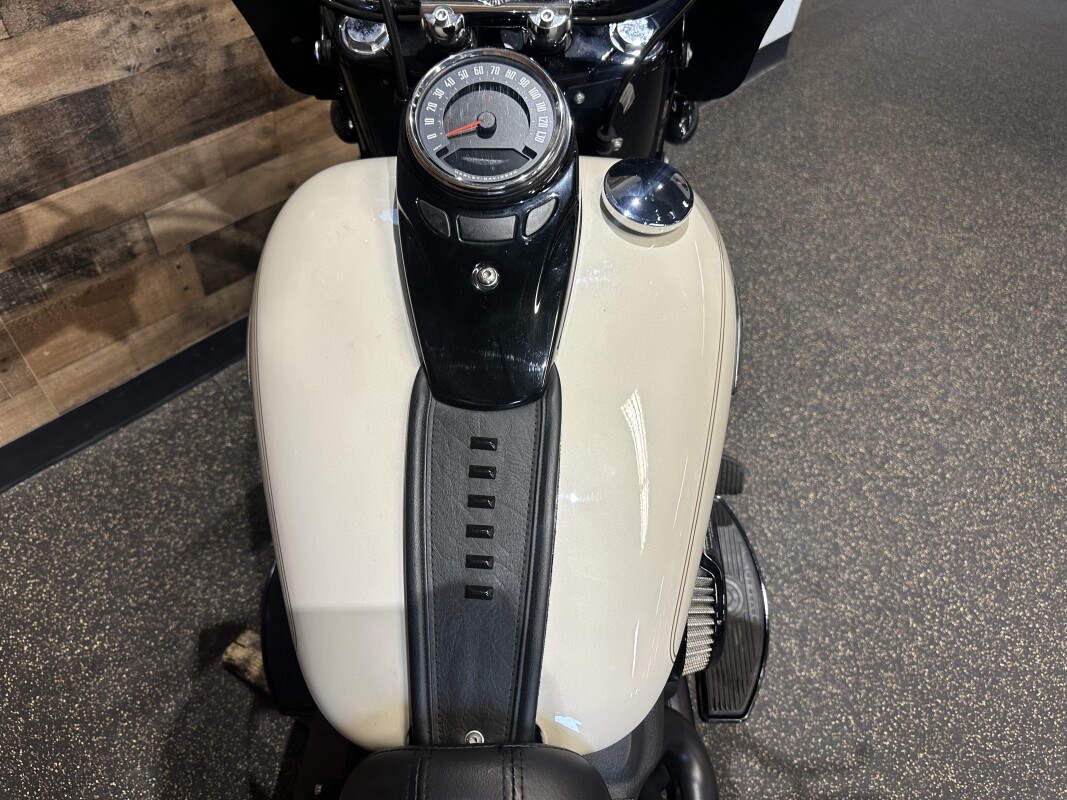 2022 Harley-Davidson Heritage Classic 114 White Sand Pearl w/Laced Wheels FLHCS - Photo 6