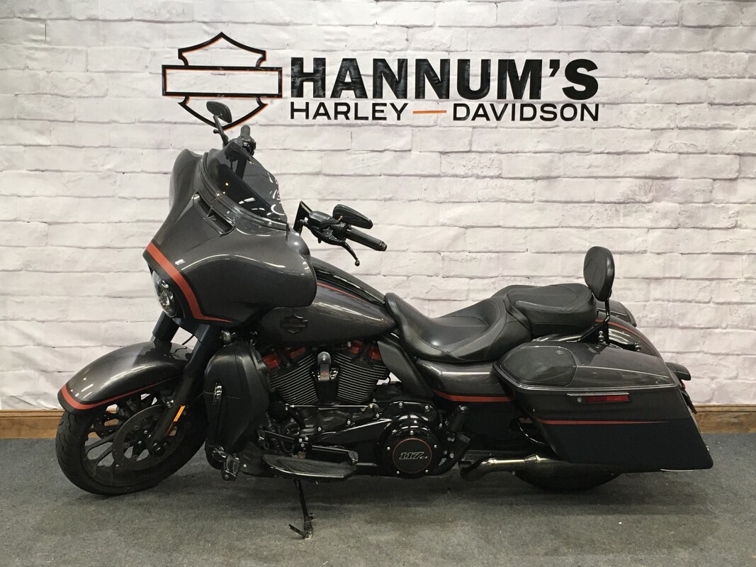2018 Harley-Davidson CVO Street Glide Dark Alloy & Black Denim FLHXSE - Photo 6