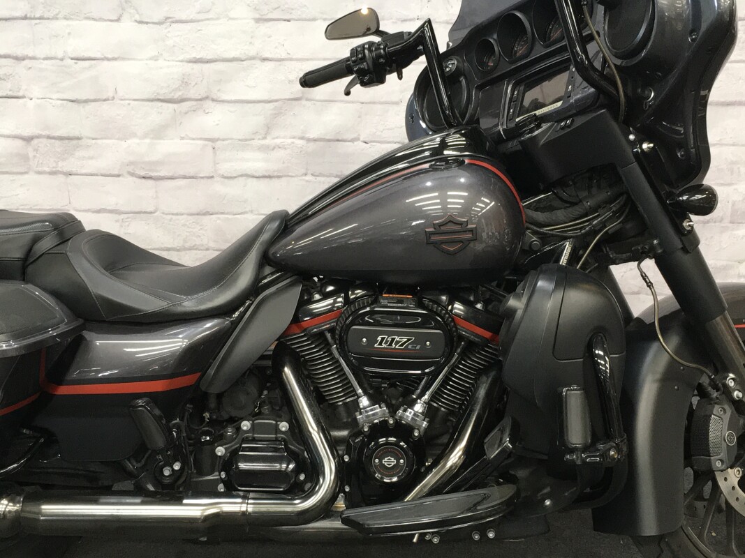 2018 Harley-Davidson CVO Street Glide Dark Alloy & Black Denim FLHXSE - Photo 3