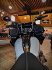 2025 Harley-Davidson® Road Glide® Atlas Silver Metallic thumb 0
