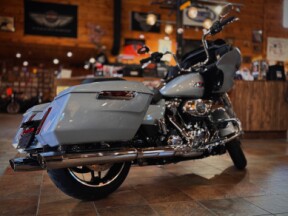 2025 Harley-Davidson® Road Glide® Atlas Silver Metallic thumb 2