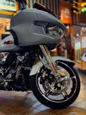 2025 Harley-Davidson® Road Glide® Atlas Silver Metallic thumb 1