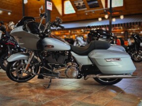 2025 Harley-Davidson® Road Glide® Atlas Silver Metallic thumb 3