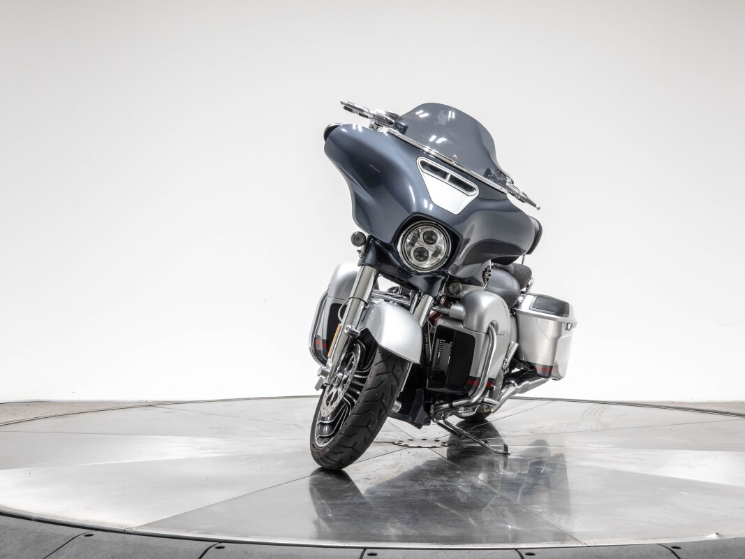 2019 HARLEY-DAVIDSON FLHXSE CVO STREET GLIDE in Charred Steel/Lightning Silver with 5762 miles - Photo 6