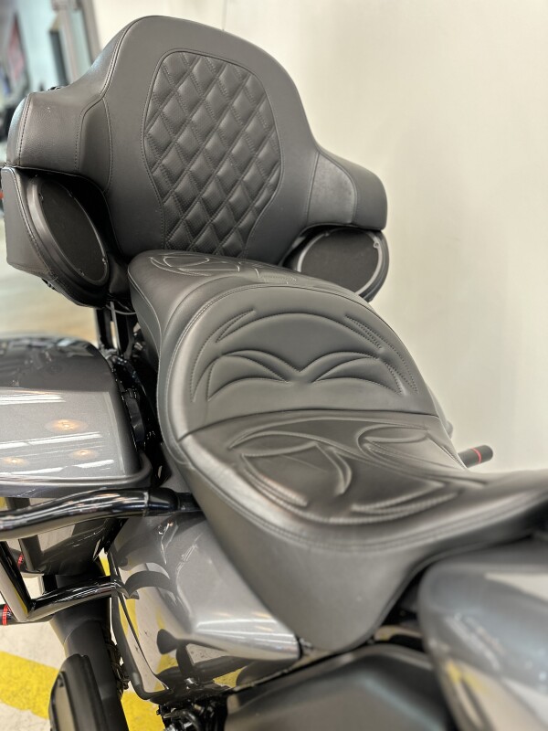 2021 Harley-Davidson Road Glide Limited Gauntlet Grey Metallic - Black Finish - Photo 4