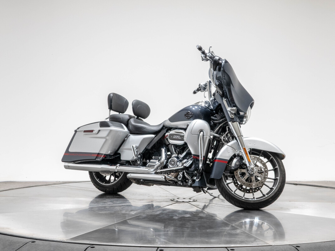 2019 HARLEY-DAVIDSON FLHXSE CVO STREET GLIDE in Charred Steel/Lightning Silver with 5762 miles - Photo 2