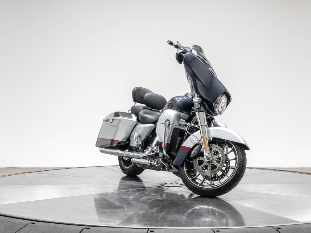 2019 HARLEY-DAVIDSON FLHXSE CVO STREET GLIDE in Charred Steel/Lightning Silver with 5762 miles - Photo 4
