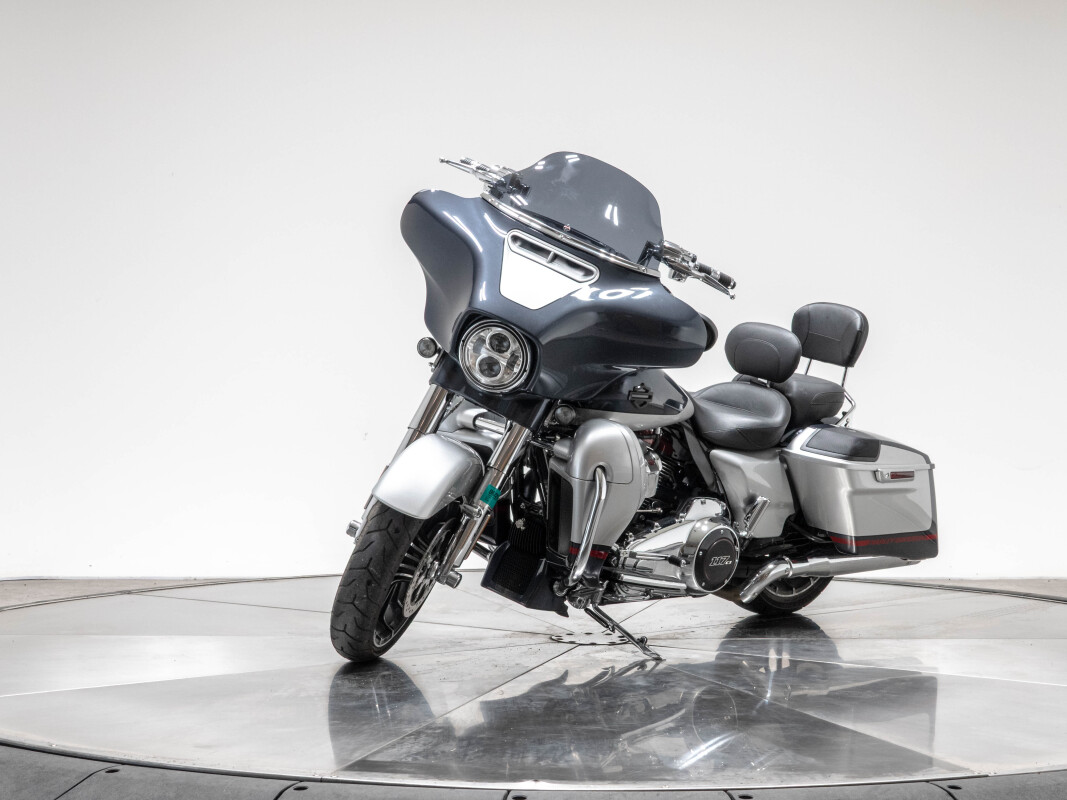2019 HARLEY-DAVIDSON FLHXSE CVO STREET GLIDE in Charred Steel/Lightning Silver with 5762 miles - Photo 7