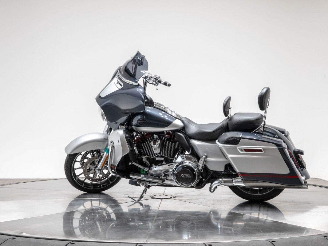 2019 HARLEY-DAVIDSON FLHXSE CVO STREET GLIDE in Charred Steel/Lightning Silver with 5762 miles - Photo 10