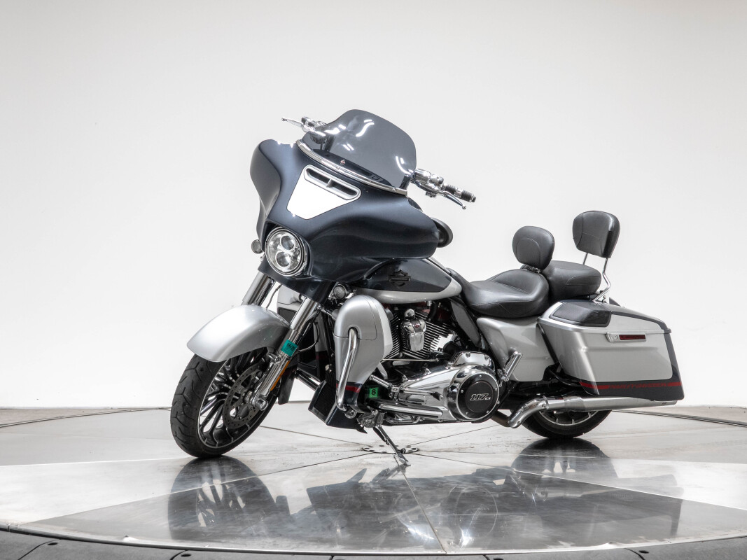 2019 HARLEY-DAVIDSON FLHXSE CVO STREET GLIDE in Charred Steel/Lightning Silver with 5762 miles - Photo 8