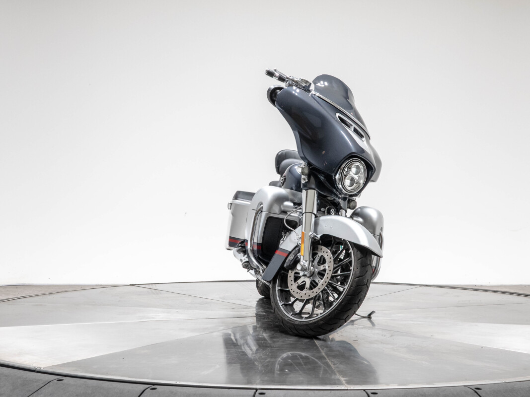 2019 HARLEY-DAVIDSON FLHXSE CVO STREET GLIDE in Charred Steel/Lightning Silver with 5762 miles - Photo 5