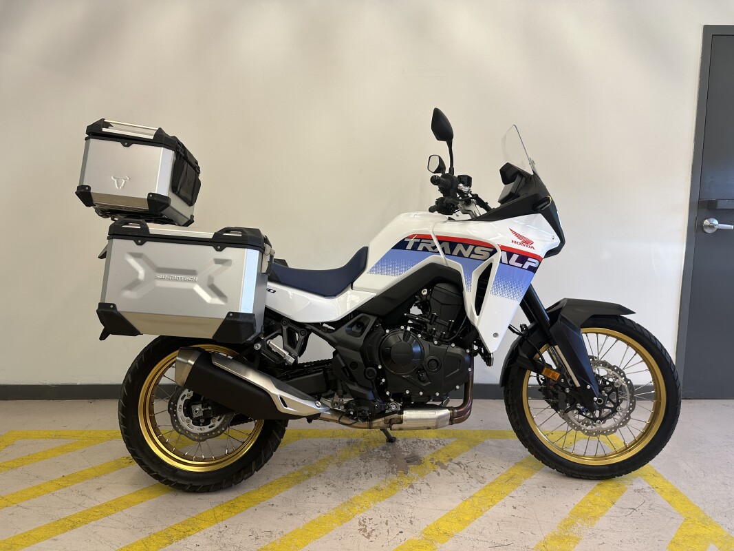 GMGS292A○COUNTRY WHITE / カントリーホワイト Praha 2025 Honda XL750S Transalp Ross White | MotoSport Plus