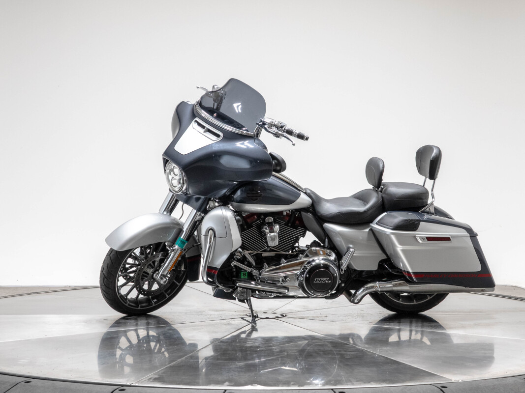 2019 HARLEY-DAVIDSON FLHXSE CVO STREET GLIDE in Charred Steel/Lightning Silver with 5762 miles - Photo 9