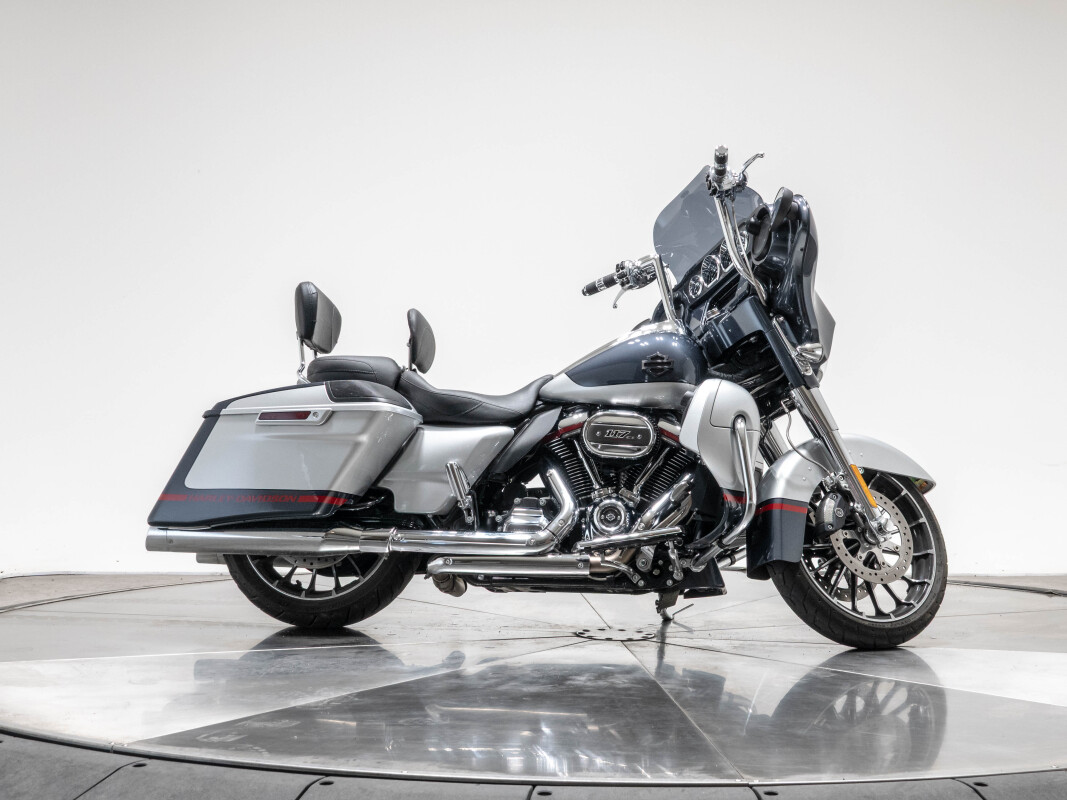 2019 HARLEY-DAVIDSON FLHXSE CVO STREET GLIDE in Charred Steel/Lightning Silver with 5762 miles