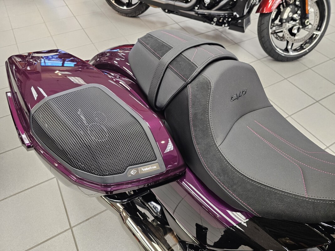 FLHXSE 2025 CVO™ Street Glide™, photo 12