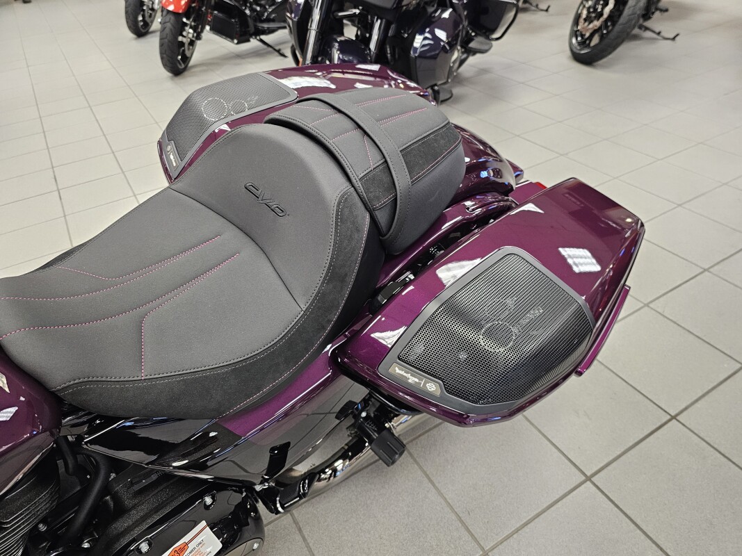 FLHXSE 2025 CVO™ Street Glide™, photo 16
