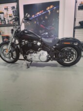 2024 Harley-Davidson® Softail™ Standard Vivid Black thumb 3