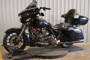 2022 Harley-Davidson® CVO™ Street Glide® FLHXSE thumb 0