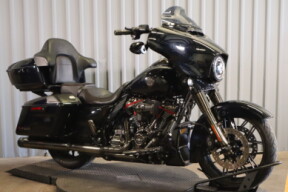 2022 Harley-Davidson® CVO™ Street Glide® FLHXSE thumb 2