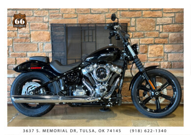 2025 Harley-Davidson Street Bob Vivid Black w/Laced Wheels