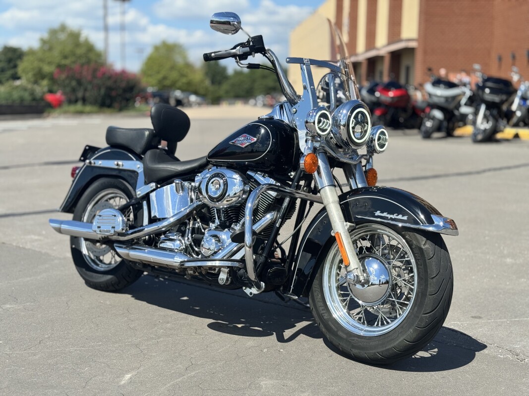 2013 Harley-Davidson Heritage Softail Classic FLSTC BLACK 028183 - Photo 2