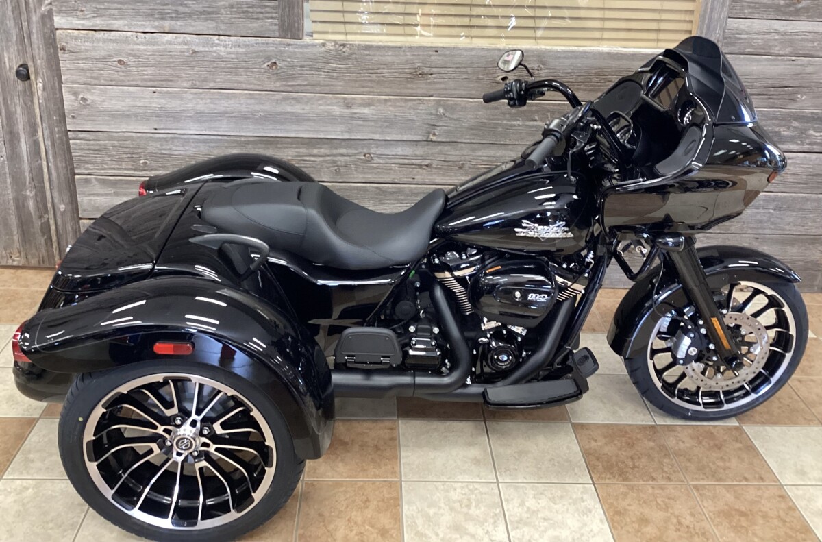 2025 Harley-Davidson Road Glide 3 Vivid Black - Black Finish