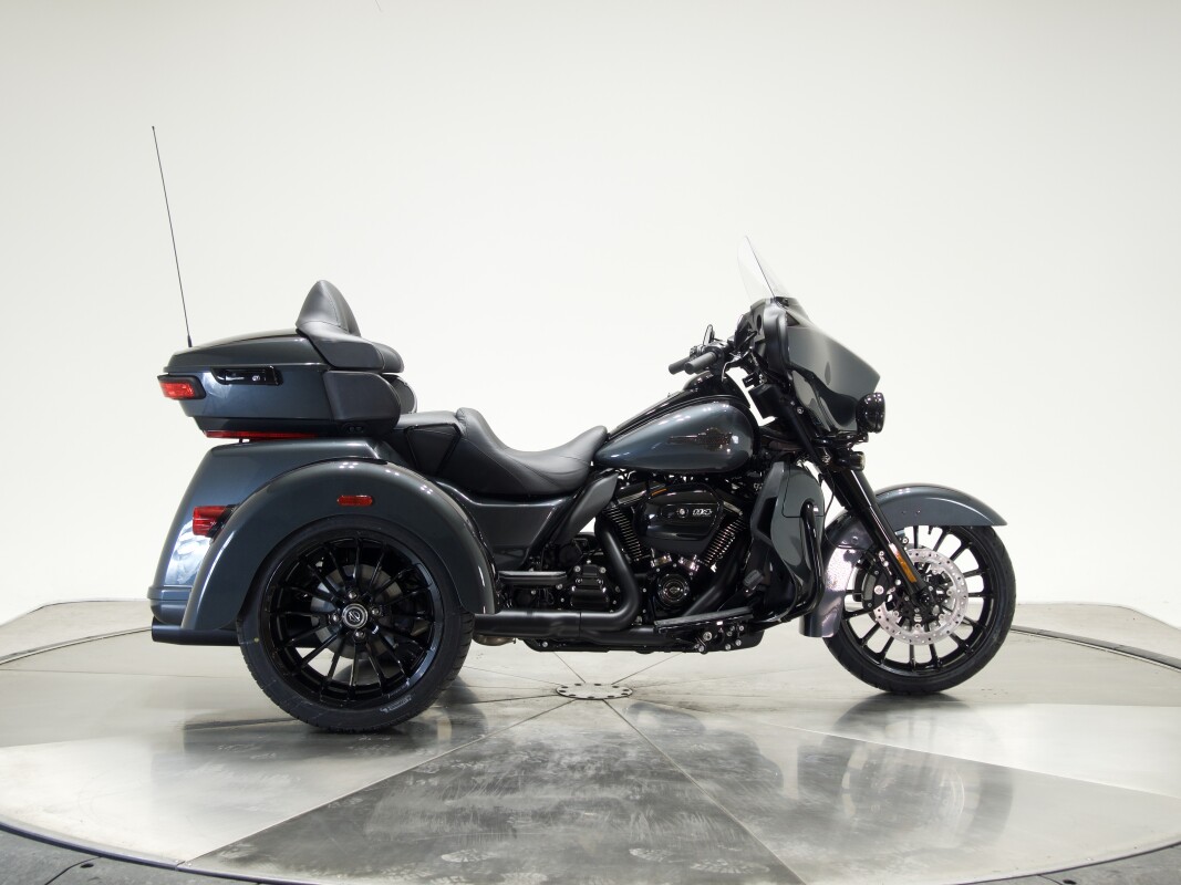 2025 Harley-Davidson FLHTCUTG Tri Glide Ultra in Iron Horse Metallic / Vivid Black